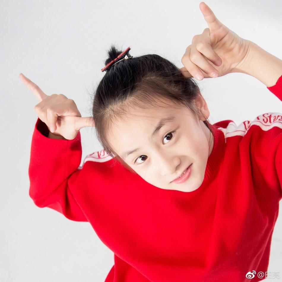 森碟五官清秀甜笑迷人 搞怪卖萌越来越美