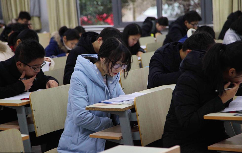 图为考生正在认真答题.