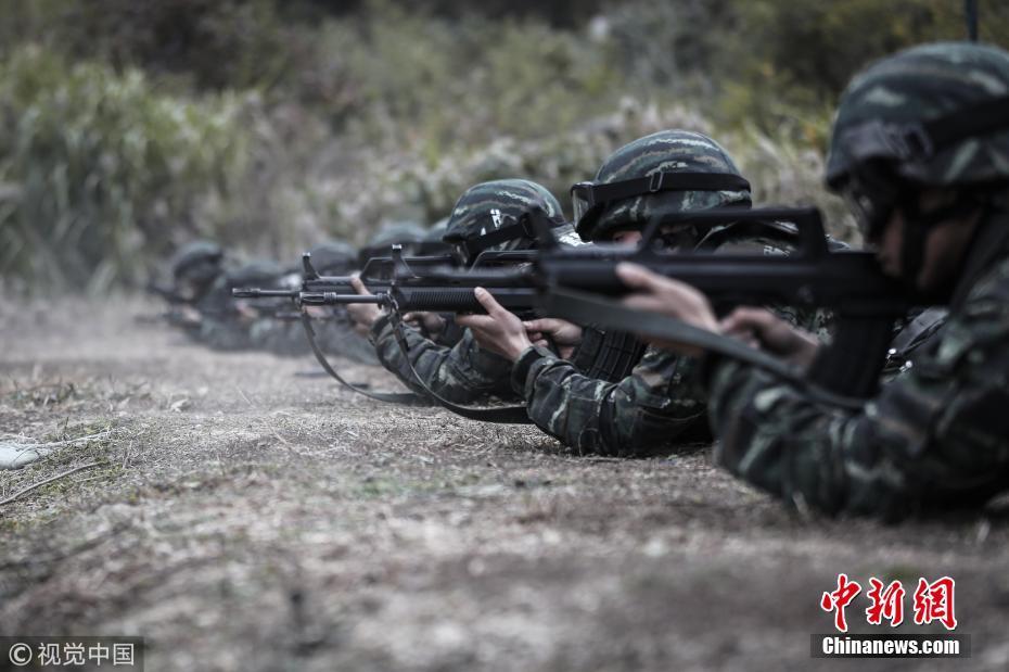 实拍武警快速射击训练 子弹从拔枪到击发仅需3秒