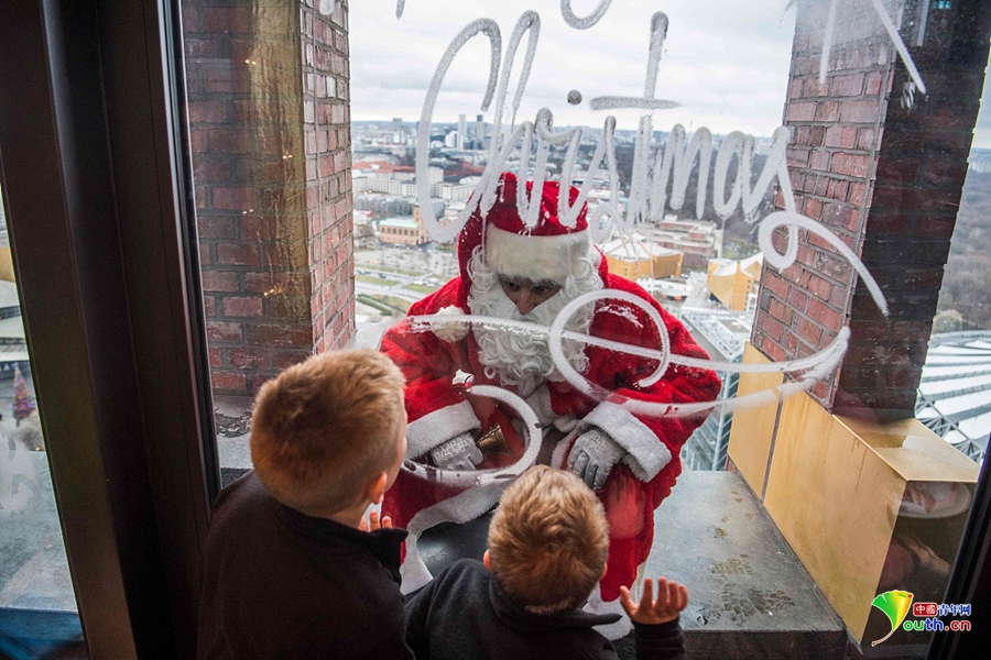 德国圣诞老人为小朋友发糖果从天而降秀技能