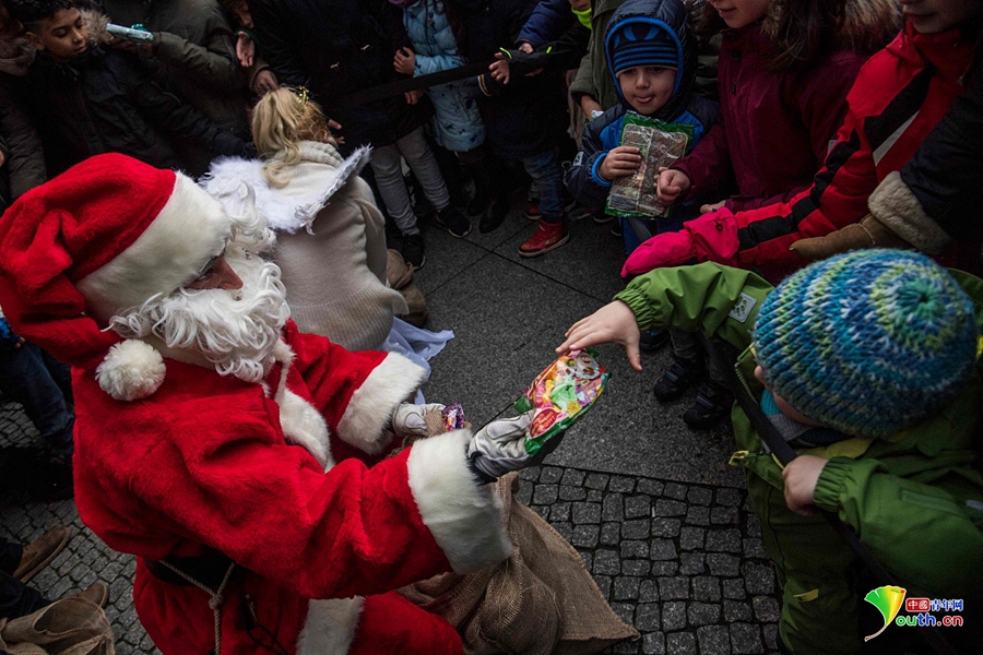 德国圣诞老人为小朋友发糖果从天而降秀技能