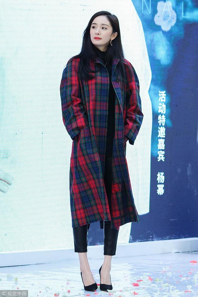 杨幂格子外套配长裤仅露脚踝 雪肤红唇美美哒