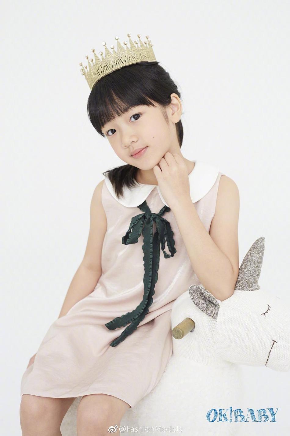 吴尊和女儿拍摄新写真neinei白裙长成清爽小公主24