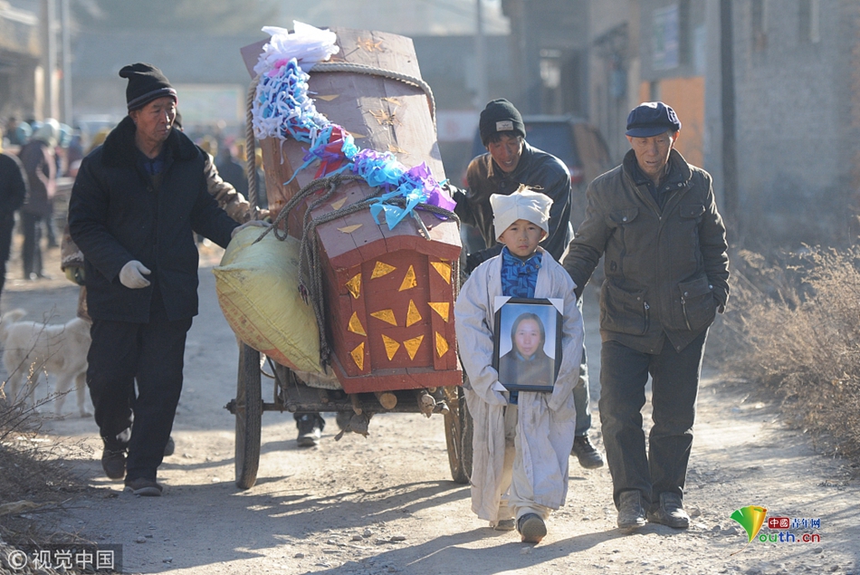母亲去世村民凑钱帮其下葬 7岁孤儿跪谢乡亲