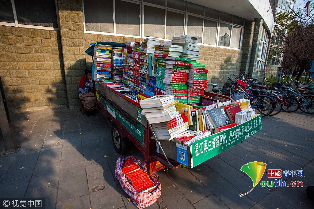 考研结束高校内书本资料回收后堆成小山24
