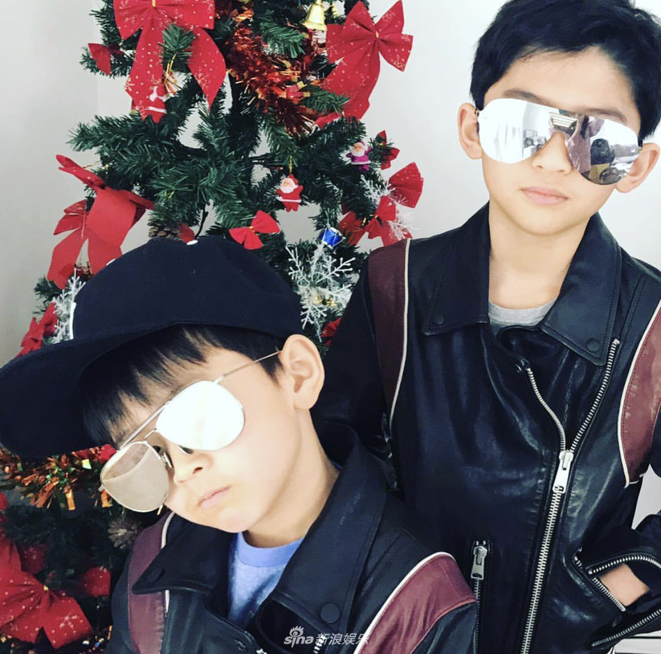 张柏芝搂爸爸合影动容 lucas小q穿兄弟装耍酷帅翻