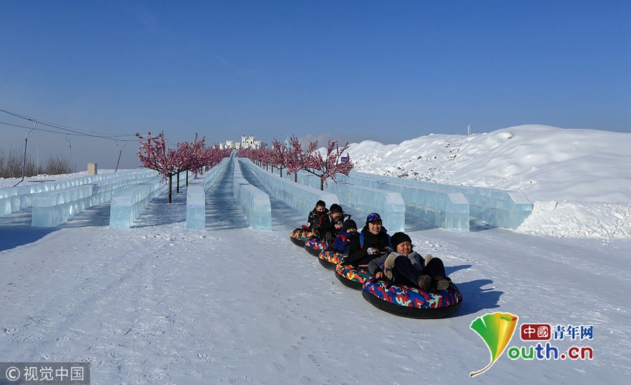 哈尔滨呼兰河口欢乐冰雪世界开园建起500米长极速冰滑梯