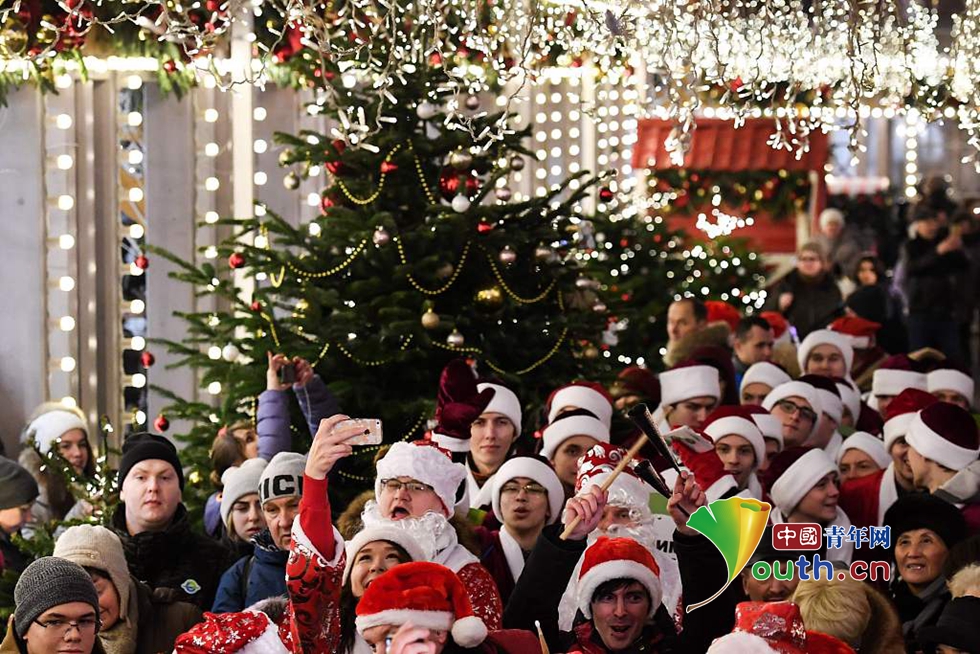 俄罗斯民众扮圣诞老人游行迎新年