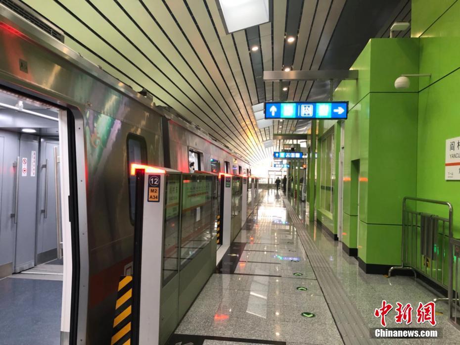 全国首条"无人驾驶"地铁燕房线开通试运营