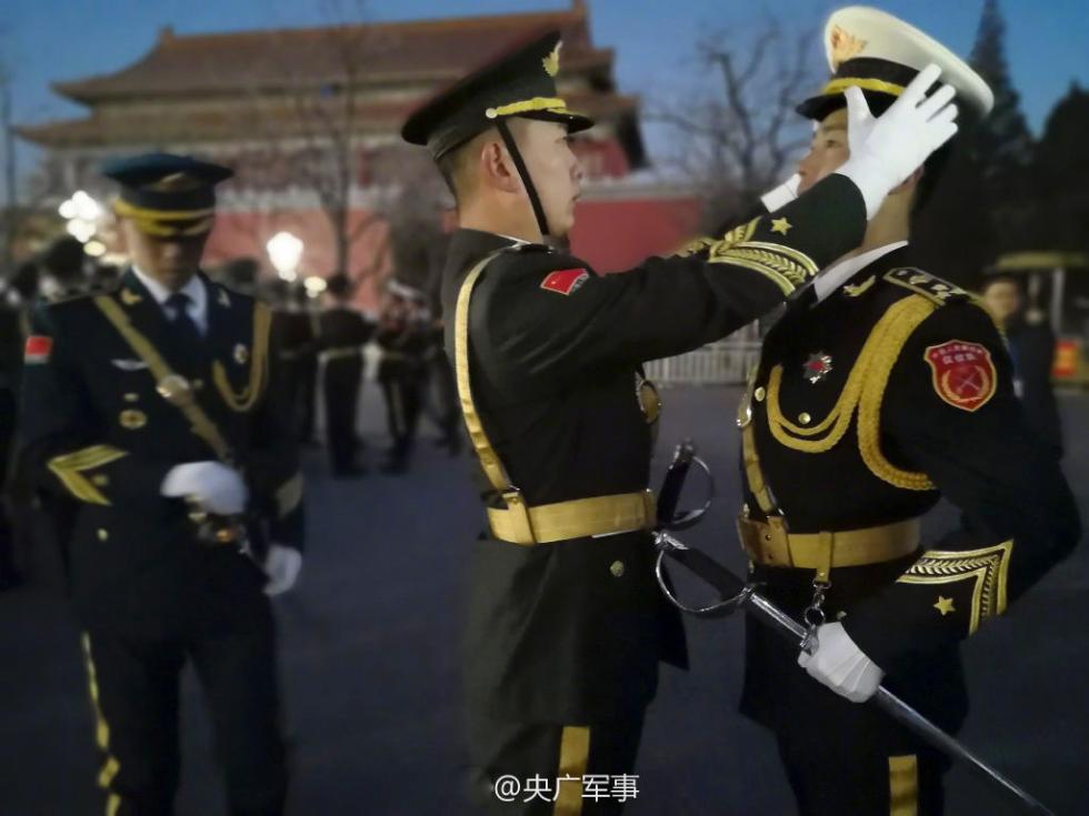 解放军仪仗队三名分队长正在整理着装,在今天的升旗仪式上,三名分