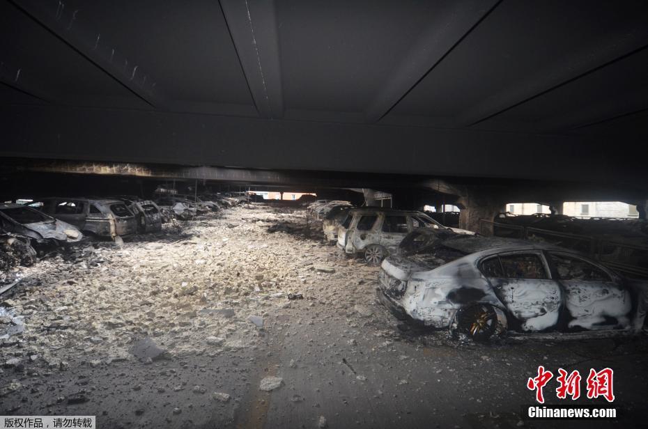 英国利物浦一座多层停车场起火 汽车被烧成空壳
