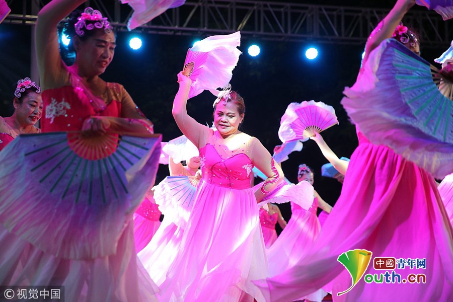 海口200名广场舞大妈浓妆上阵热情斗舞