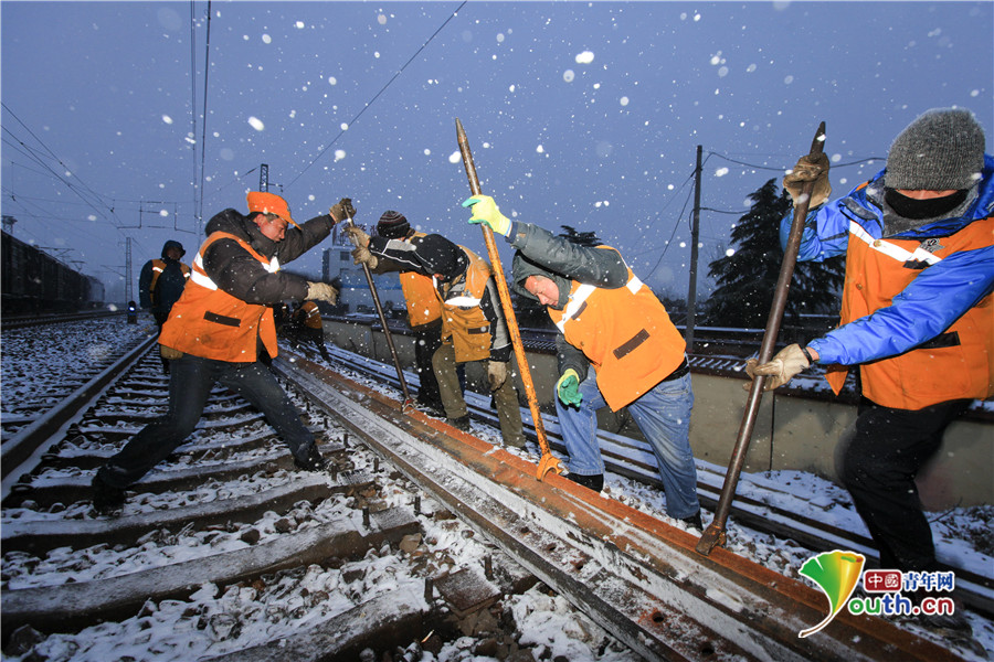 河南西南遭暴风雪袭击 铁路职工冒雪换钢轨