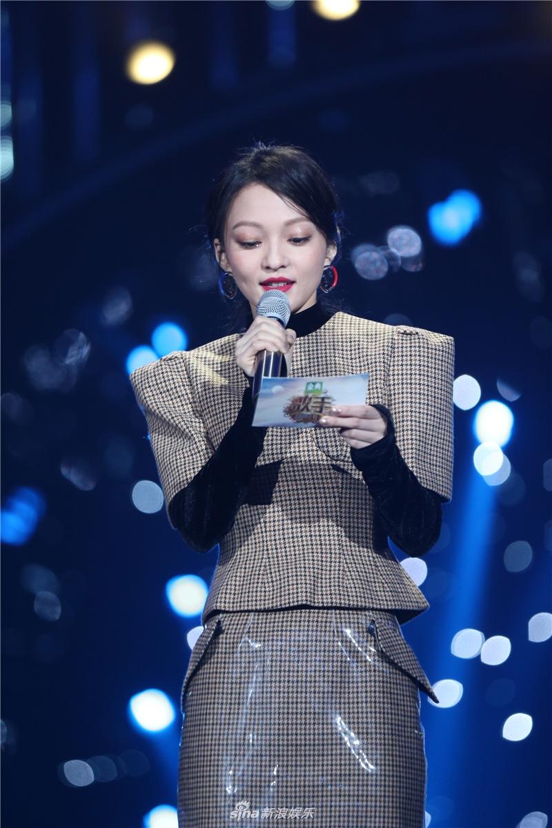 张韶涵成歌手首位女性串讲人身材纤细风格鬼马逗趣