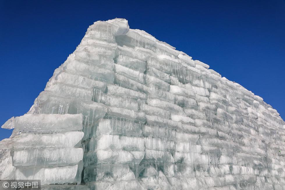 辽宁2000吨冰块堆砌巨型"冰山"