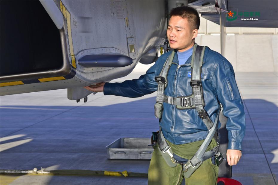 解放军南部战区空军新飞行员进行电子对抗训练_新闻频道__中国青年网