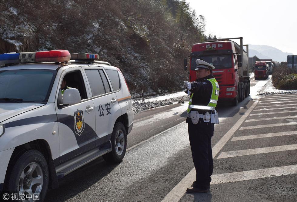 交警高速路上转移150余台危化品车辆