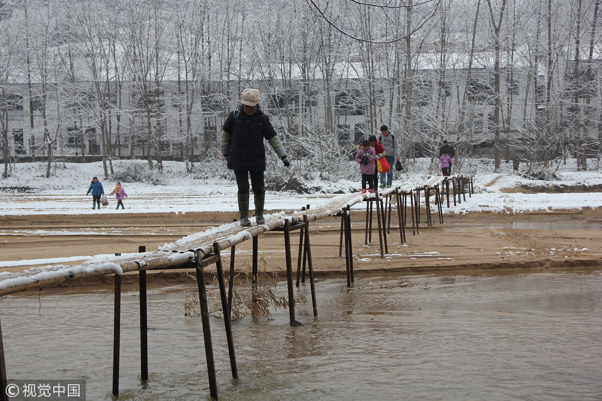 67名学生踩独木桥上学村民急盼架起生命桥