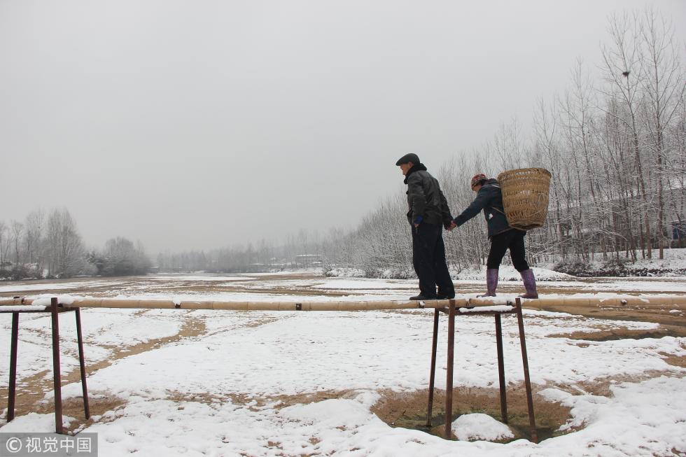 67名学生踩独木桥上学 村民急盼架起"生命桥"