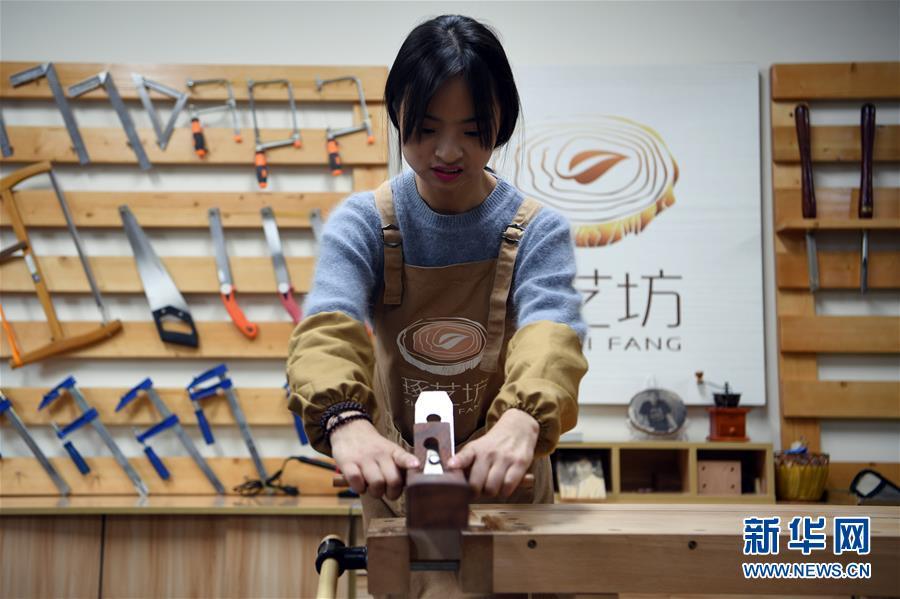 图片故事:女孩创业当木匠