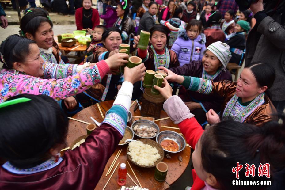 广西苗寨摆百家宴欢度苗年