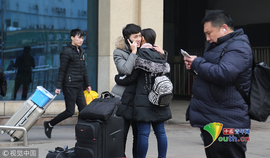 高校放假大学生踏上返乡路 异地情侣车站"伤别离"