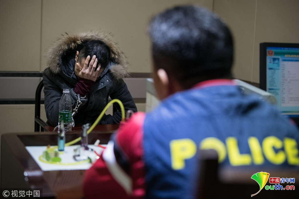 吸毒嫌疑人当场认罪并表示懊悔.图片