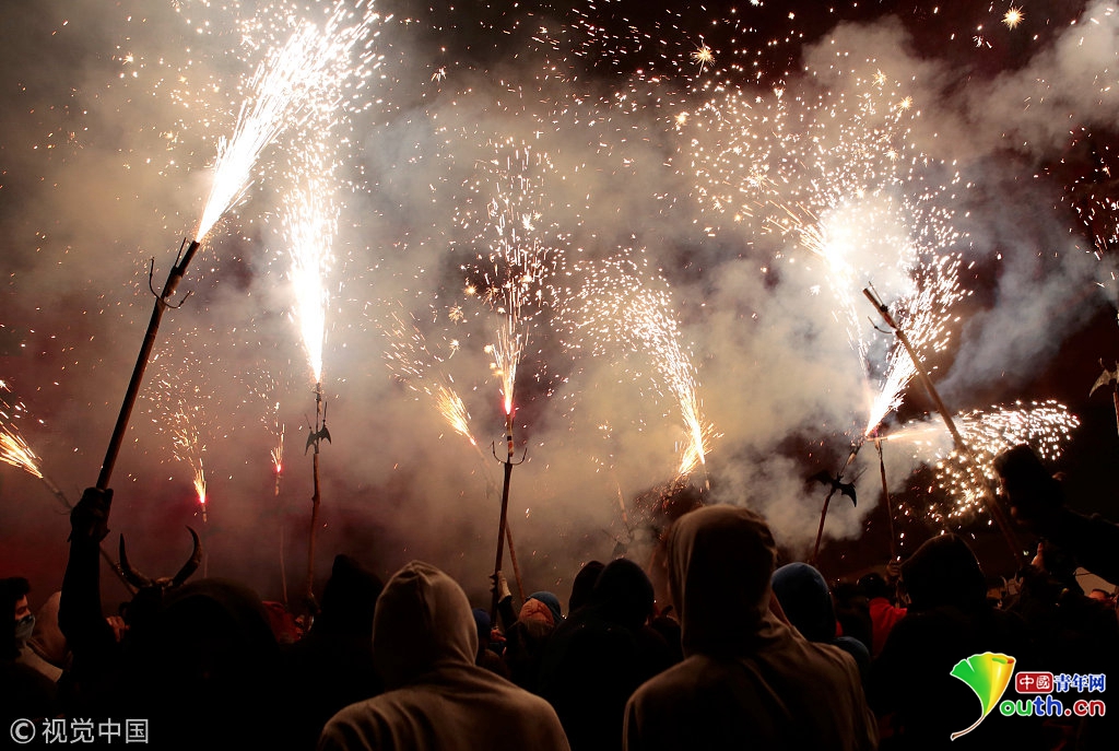 西班牙魔鬼跑火节火星四溅35