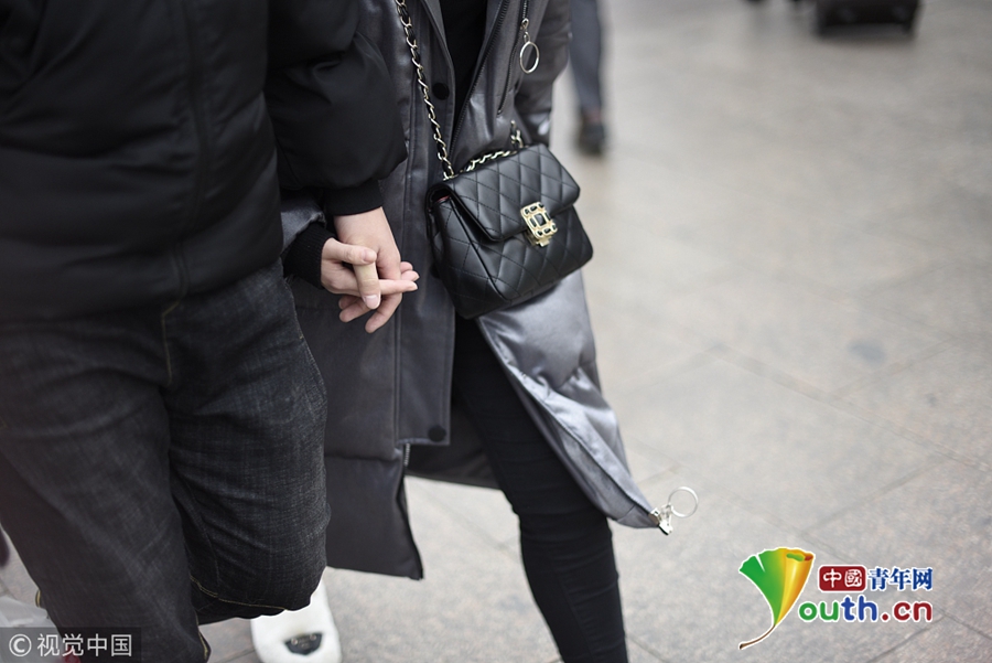 北京高校陆续放假车站情侣难舍离