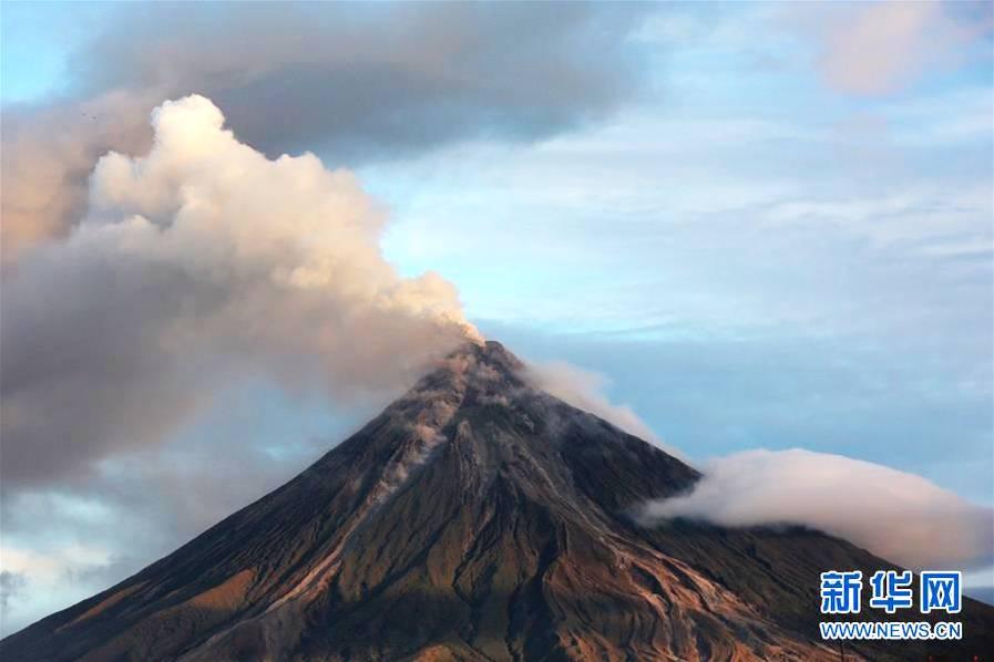 马荣火山持续爆发 喷出熔岩一度高达600米