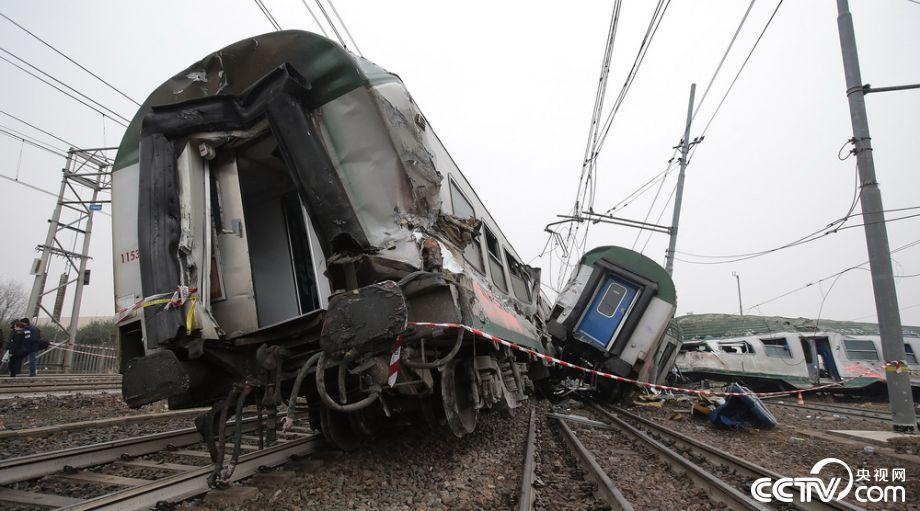 意大利一火車脫軌 致逾百人死傷_新聞頻道__中國青年網