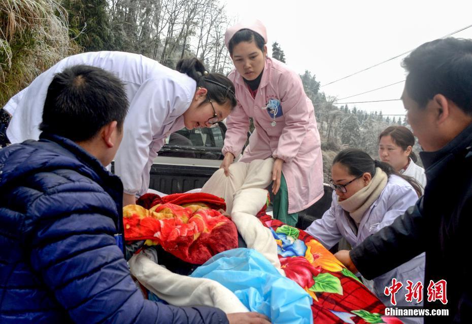 湖南保靖村民用板车拉孕妇 助孕妇雪地顺产