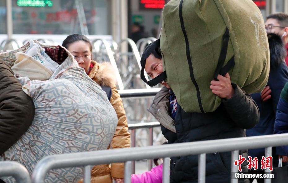 春运首日众生相:回家很兴奋 笑容难掩疲惫