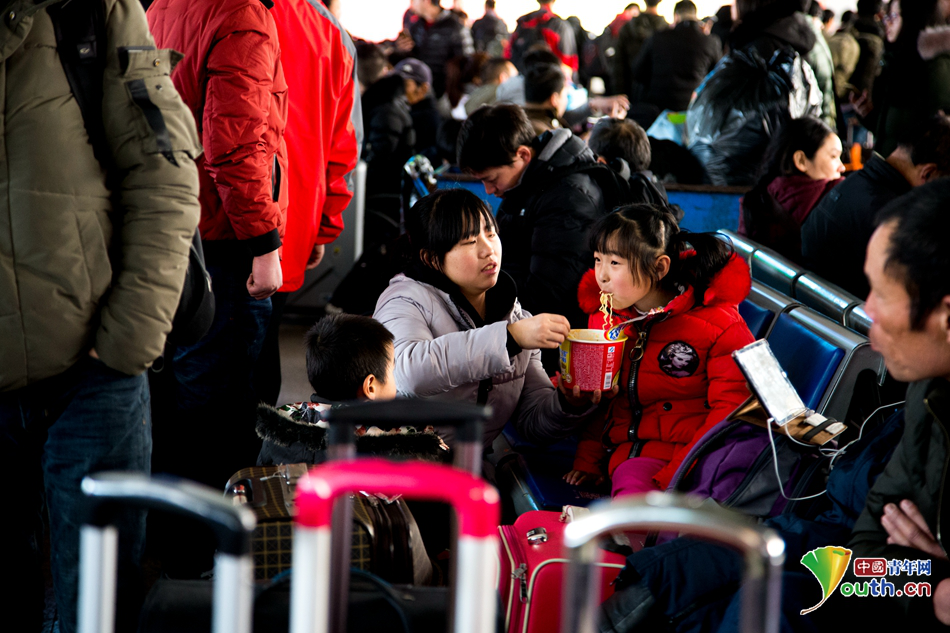 春运故事:离家饺子回家面 这碗泡面有"家的味道"