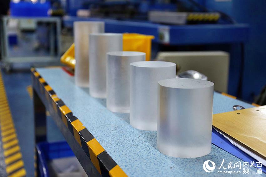 人工蓝宝石加工而成的晶棒.郭帅帅摄