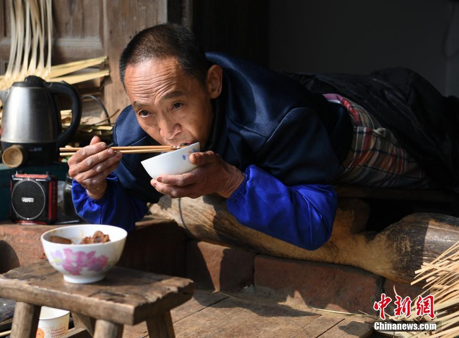 正在吃团年饭的李佰洲.刘忠俊 摄