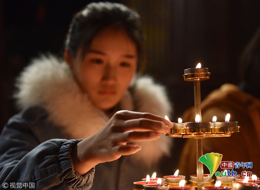 全国各地初一凌晨抢烧头香祈福平安