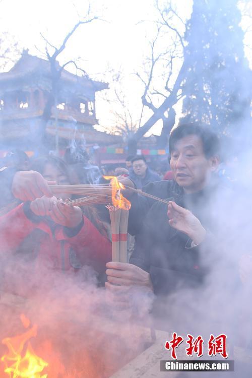 北京市民大年初一雍和宫烧香祈福45