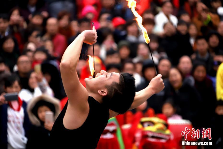狮子高空舞绣球大拜年引万人空巷场面惊险震撼