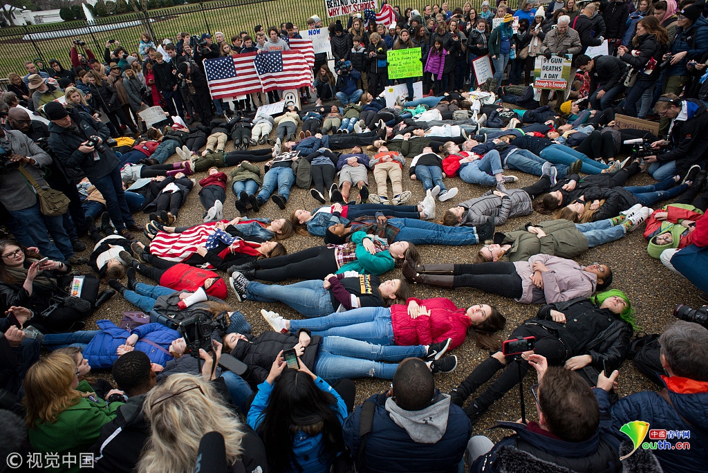 美国民众白宫前躺尸抗议要求政府加强枪支管控