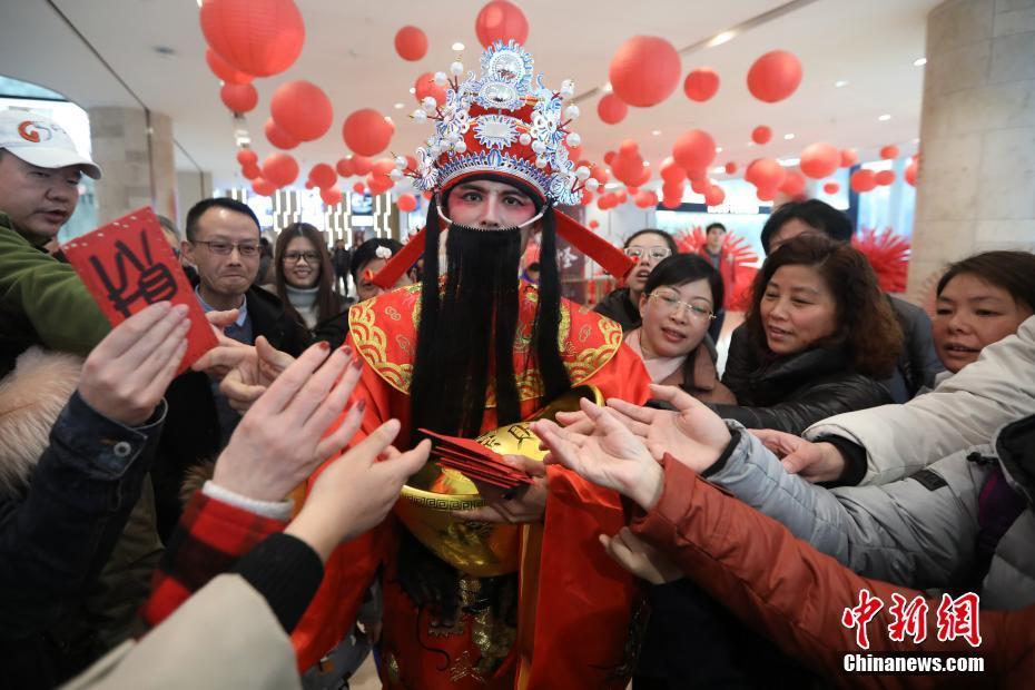 外国友人扮"财神"在广东景区派"利是"