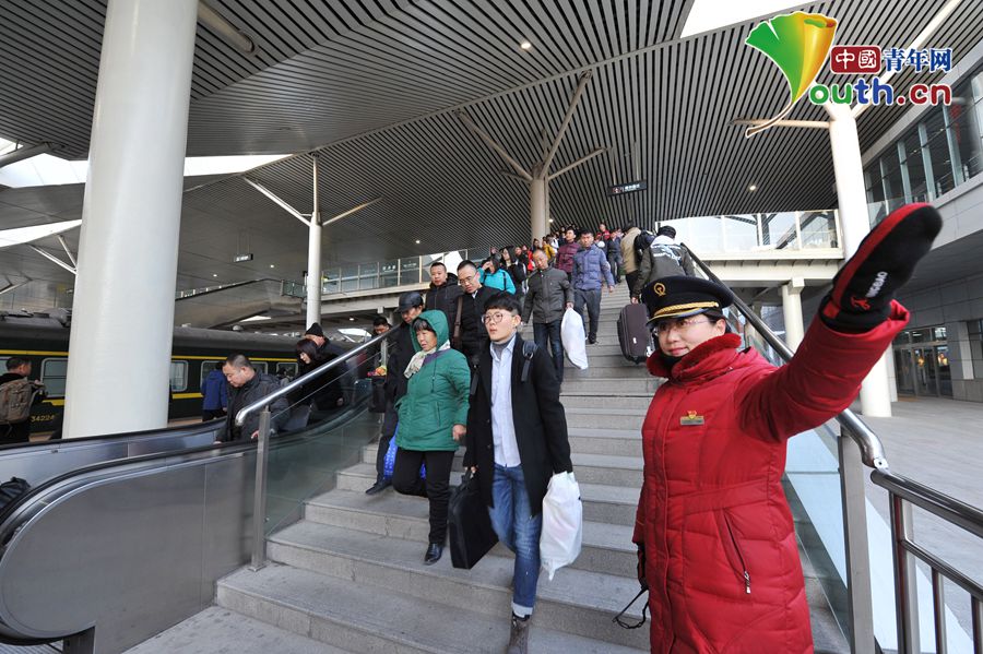 张娜引导旅客进站乘车.中国青年网通讯员 王戈 摄