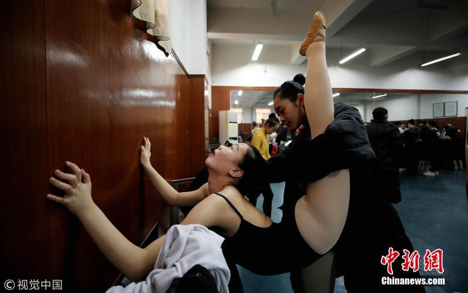 山东艺考启幕 "00后"高难度动作备战 (2/4)