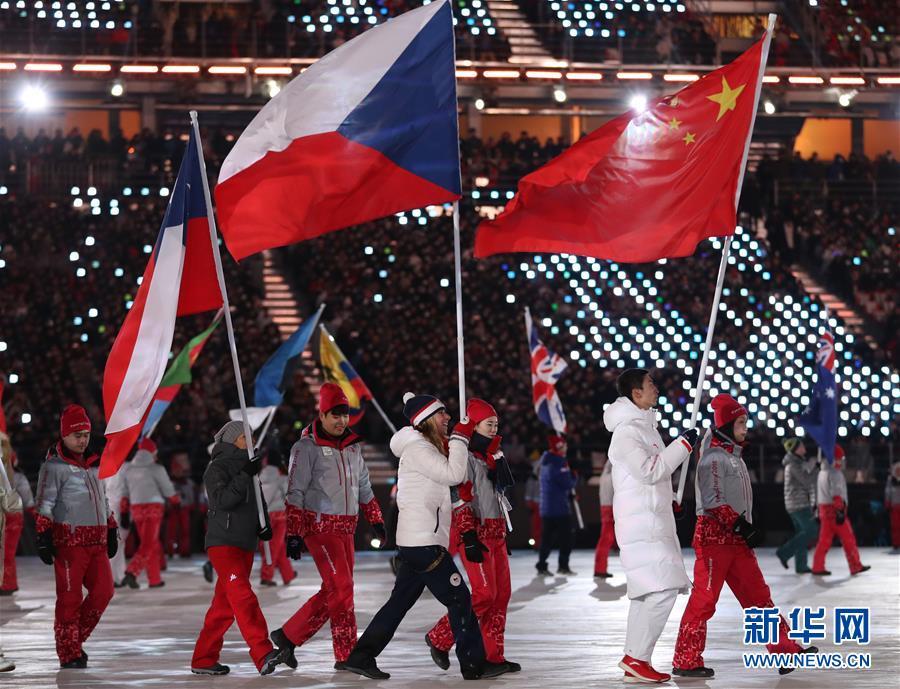 平昌冬奥会举行闭幕式武大靖举中国国旗入场