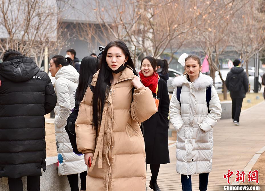 北京电影学院2018年艺考现场 考生翩翩起舞_新闻频道__中国青年网