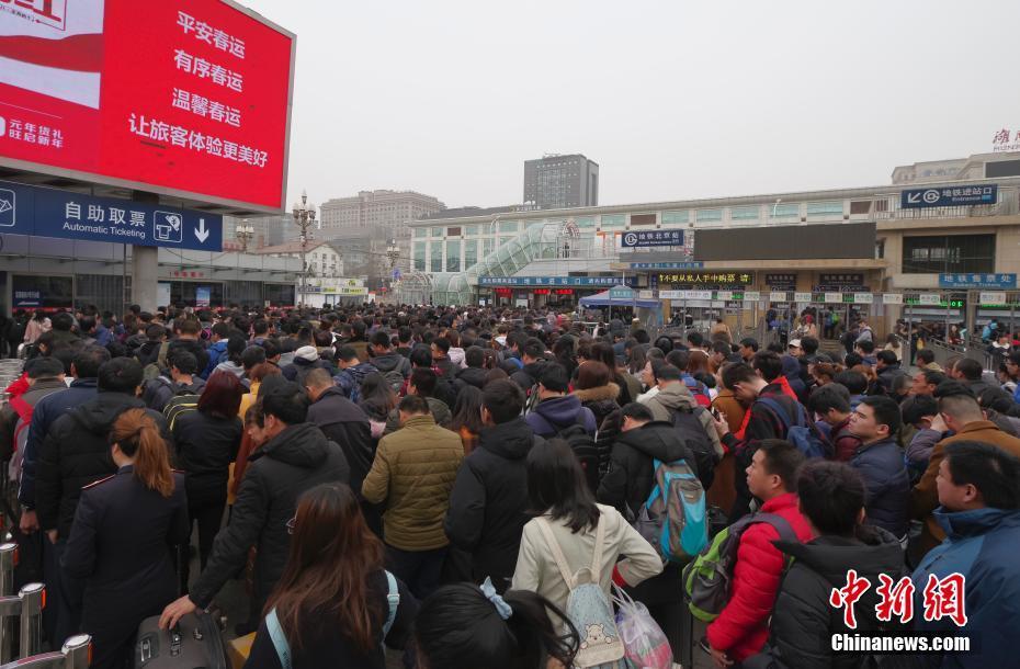 3月4日,北京站前大批旅客正在排隊乘坐地鐵.