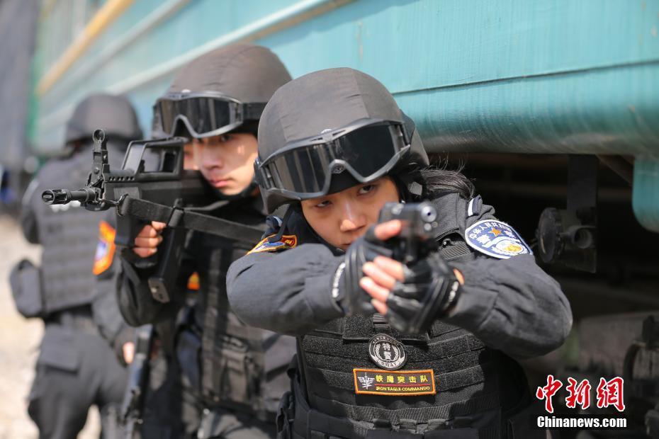 带男警员训练的铁道飞虎女特警队长