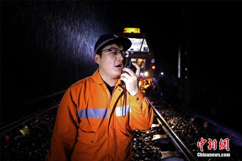 夜幕下的京九鐵路換枕工