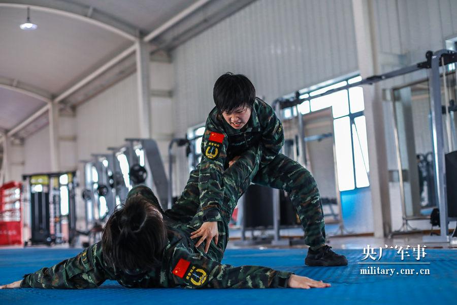 直击:98后特战女兵搏击训练,3秒钟ko对手