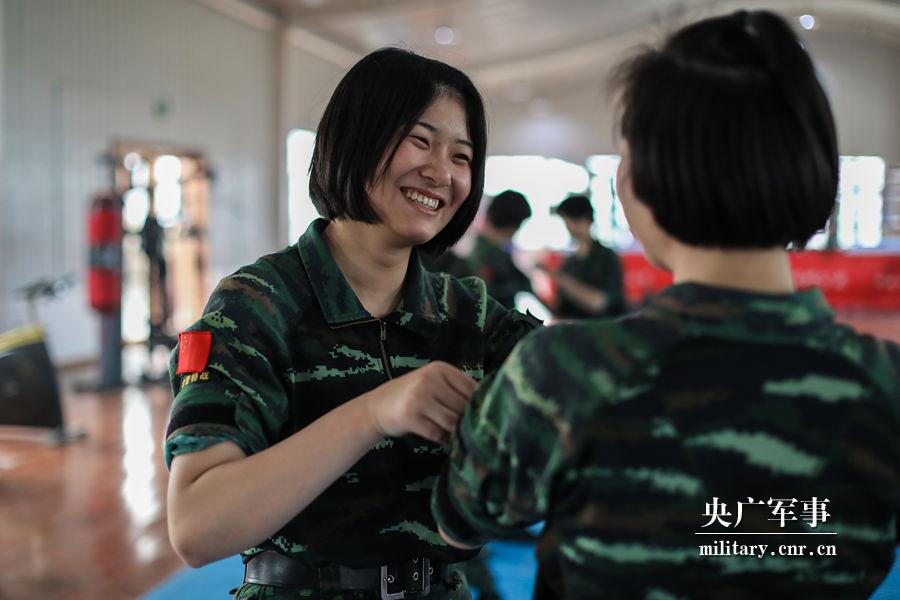 直击:98后特战女兵搏击训练,3秒钟ko对手